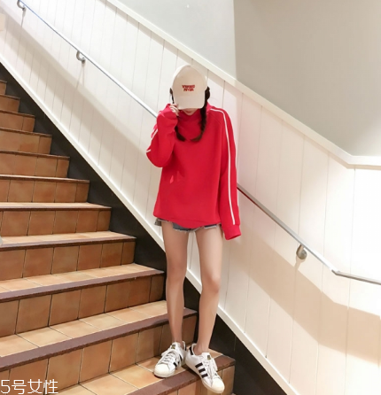紅色衛(wèi)衣搭配什么鞋子？休閑風(fēng)時尚風(fēng)都能駕馭