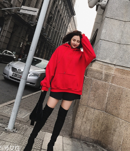 紅色衛(wèi)衣搭配什么鞋子？休閑風(fēng)時尚風(fēng)都能駕馭