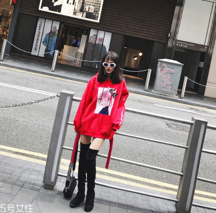 紅色衛(wèi)衣搭配什么鞋子？休閑風(fēng)時尚風(fēng)都能駕馭