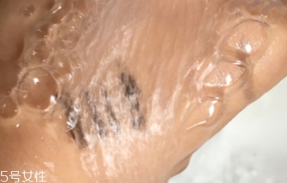 眼唇卸妝液和卸妝油哪個好？使用的區(qū)域不同