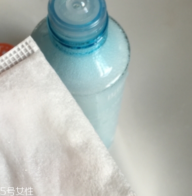 眼唇卸妝液和卸妝油哪個好？使用的區(qū)域不同