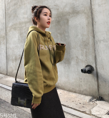 衛(wèi)衣買大點(diǎn)還是小點(diǎn)好？這樣挑選準(zhǔn)沒錯