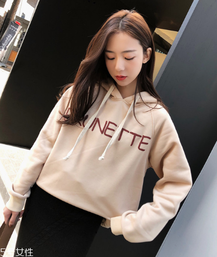 衛(wèi)衣買大了怎么辦？這樣穿酷到?jīng)]朋友