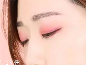 無妝眼影怎么畫？巧用粉色系眼影
