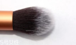 腮紅為什么引起過(guò)敏？腮紅刷該洗了