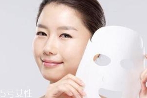 面膜不服帖怎么辦？中間剪開更好敷