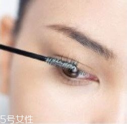 如何挑選合適的睫毛膏？這樣刷睫毛卷翹靚麗