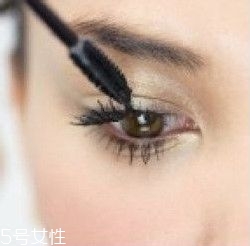 如何挑選合適的睫毛膏？這樣刷睫毛卷翹靚麗