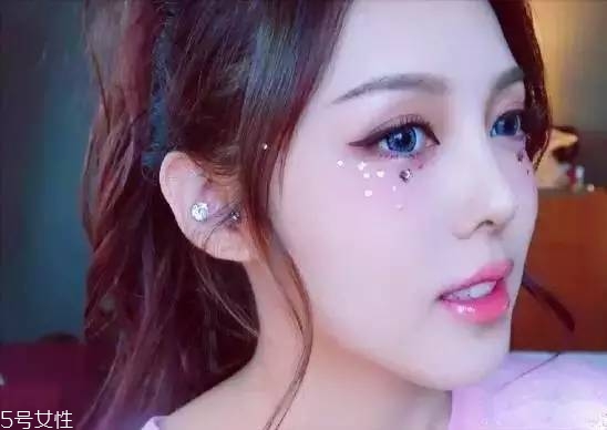 年會(huì)畫(huà)什么妝最好看上鏡？亮片妝絕對(duì)是最耀眼的