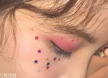 年會(huì)畫(huà)什么妝最好看上鏡？亮片妝絕對(duì)是最耀眼的