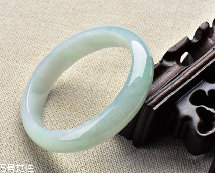 翡翠手鐲戴在哪只手好？行內(nèi)人士給出答案