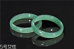 翡翠手鐲戴在哪只手好？行內(nèi)人士給出答案