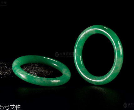 翡翠手鐲怎么養(yǎng)才能透？養(yǎng)翡翠的關(guān)鍵小竅門(mén)