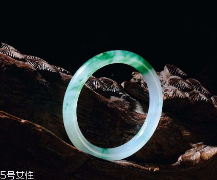 翡翠手鐲怎么養(yǎng)才能透？養(yǎng)翡翠的關(guān)鍵小竅門(mén)