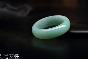 翡翠手鐲怎么養(yǎng)才能透？養(yǎng)翡翠的關鍵小竅門