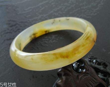 黃龍玉手鐲起棉怎么辦？正?，F(xiàn)象不必驚慌