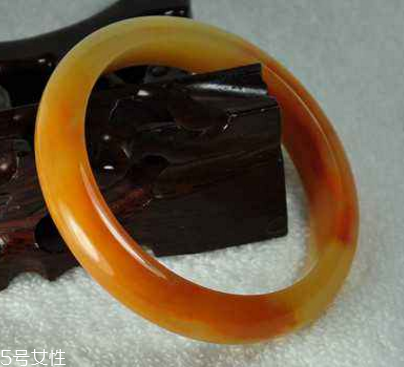 黃龍玉手鐲起棉怎么辦？正?，F(xiàn)象不必驚慌