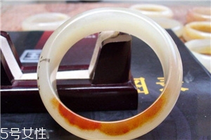 黃龍玉手鐲起棉怎么辦？正?，F(xiàn)象不必驚慌