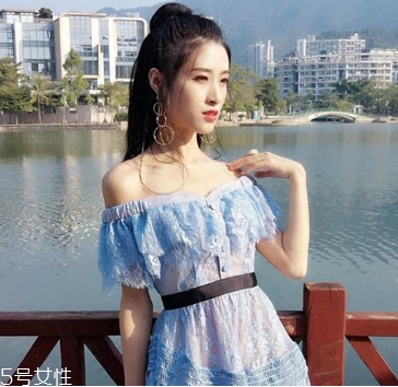 一字肩衣服怎么搭配？時(shí)髦精的高端裸露