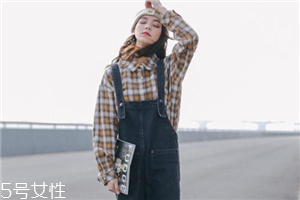 背帶褲怎么搭配？超減齡的小清新裝扮