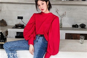 拼色牛仔褲怎么搭配？開春的最火的一條褲子