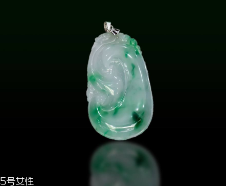 翡翠起膠是什么意思？起膠現(xiàn)象屬于高檔翡翠