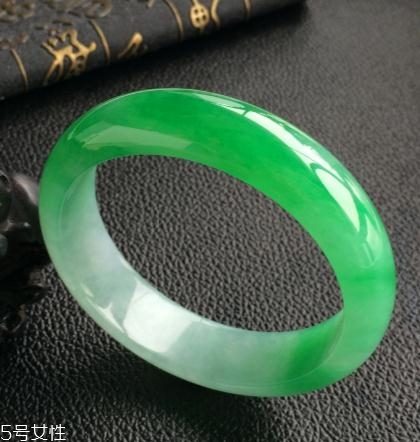 翡翠手鐲怎么看水頭？行家教你這樣挑