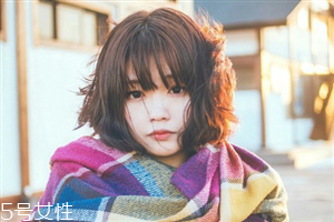 矮個子女生適合什么短發(fā)？氣質(zhì)齊肩卷發(fā)
