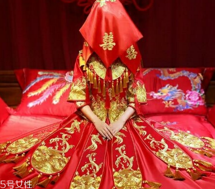 中式秀禾服和西式婚紗哪個好看？打造完美新娘