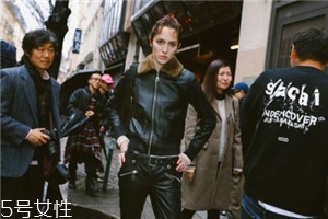 皮衣下面搭配什么好看？玩出個(gè)性混搭風(fēng)