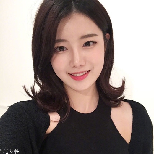 矮個子女生適合什么短發(fā)？氣質(zhì)齊肩卷發(fā)