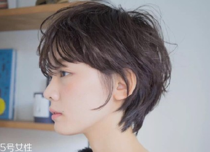 短頭發(fā)染什么顏色好看洋氣顯白？短發(fā)這樣弄好看又大方