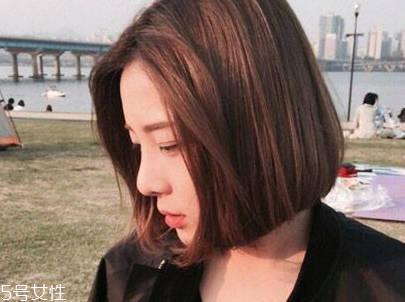 短頭發(fā)染什么顏色好看洋氣顯白？短發(fā)這樣弄好看又大方