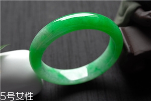 翡翠手鐲怎么戴進去？巧用肥皂水來幫忙