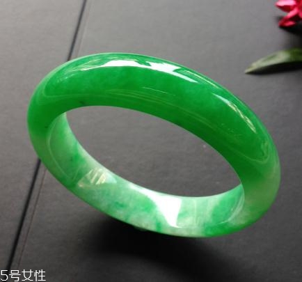 翡翠手鐲怎么戴進去？巧用肥皂水來幫忙