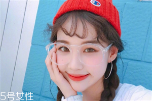 冬天戴帽子怎么扎頭發(fā)好？法式魚骨辮編發(fā)很特別