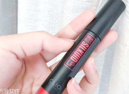 唇彩怎么涂？按照步驟涂抹