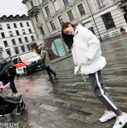 短款羽絨服怎么搭配？小個子女生的顯高利器