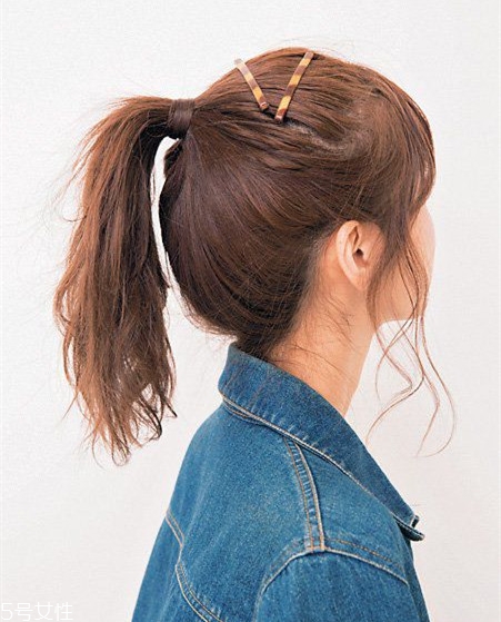 冬天系圍巾怎么扎頭發(fā)？適合搭配羽絨服的發(fā)型