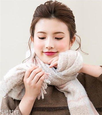 冬天系圍巾怎么扎頭發(fā)？適合搭配羽絨服的發(fā)型
