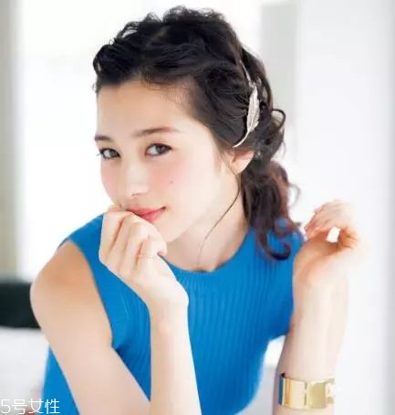女生冬天長(zhǎng)發(fā)怎么編好看？長(zhǎng)發(fā)妹紙才懂得的痛