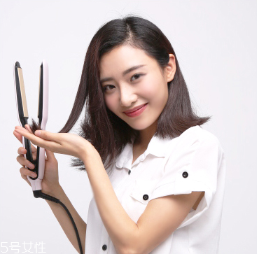 直發(fā)怎么弄卷發(fā)？直發(fā)夾板可以弄內(nèi)扣