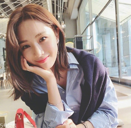 小波浪卷發(fā)怎么打理？焦糖色頭發(fā)超百搭
