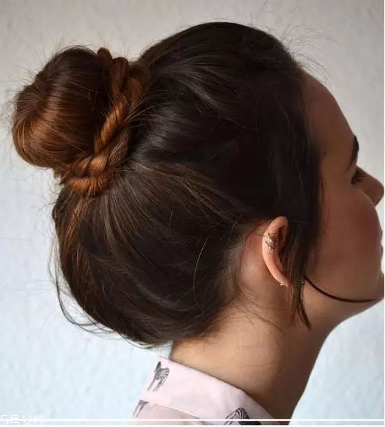 冬天系圍巾怎么扎頭發(fā)？適合搭配羽絨服的發(fā)型