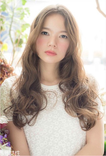 小個(gè)子女生適合什么發(fā)型？蓬松隨意效果