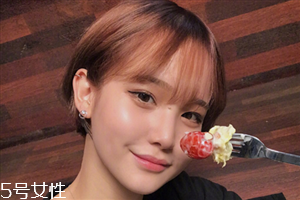 2018冬天流行什么發(fā)色？簡(jiǎn)單漂亮的披肩發(fā)