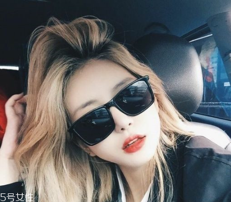 秋冬適合什么顏色的頭發(fā)？再燙個卷發(fā)更秋冬