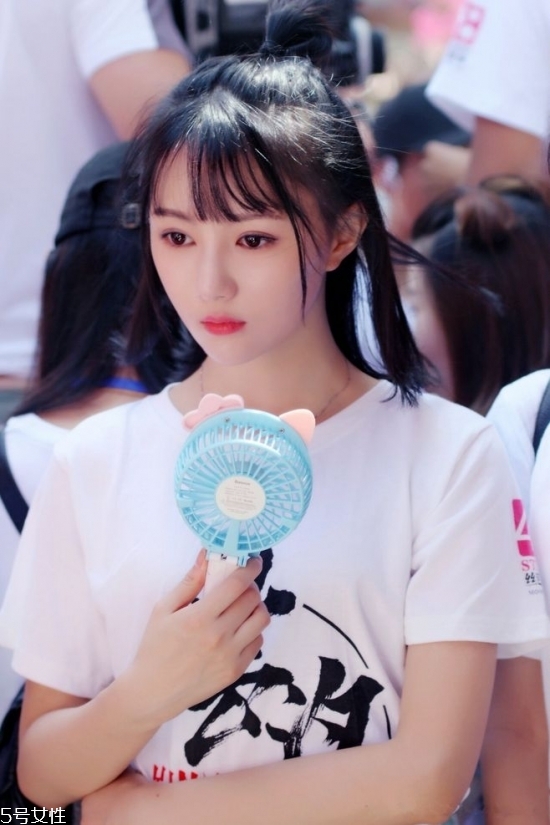 2018冬天流行什么發(fā)色？簡(jiǎn)單漂亮的披肩發(fā)