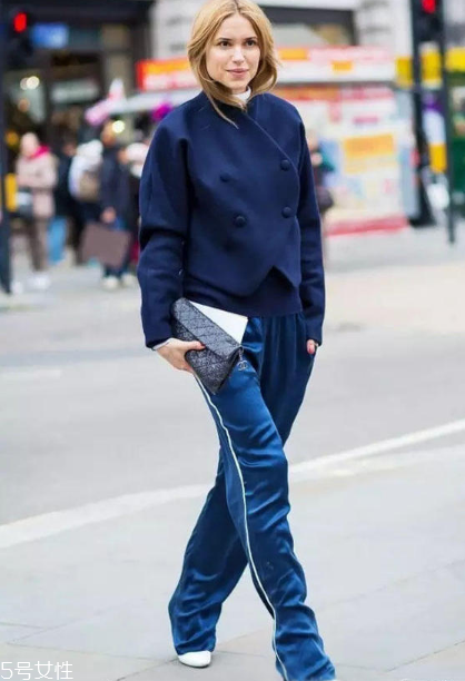 校服褲配什么上衣？舒適時尚兩不誤