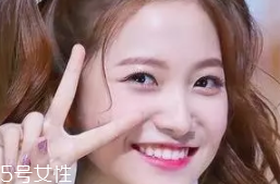 臥蠶和眼袋的區(qū)別是什么？臥蠶是肌肉眼袋是肥肉
